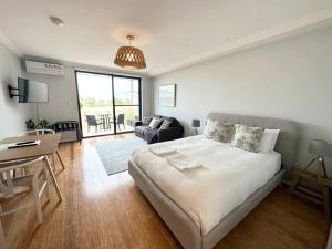 Sunny Large Bondi Studio -Lift-Parking-Balcony-AC