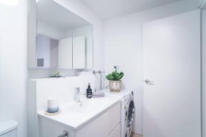 Sunny Large Bondi Studio -Lift-Parking-Balcony-AC