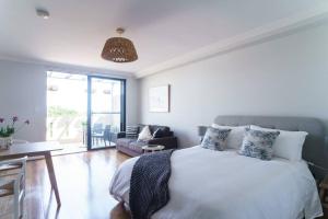 Sunny Large Bondi Studio -Lift-Parking-Balcony-AC