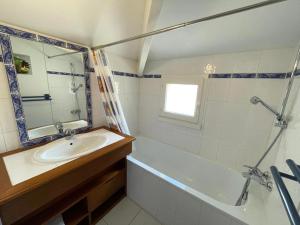 Maison chaleureuse avec piscine collective, près de la forêt, WiFi, parking privé - FR-1-323-441