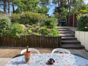 Maison de vacances avec piscine, terrasse et coin détente en forêt, proche plage! - FR-1-323-486