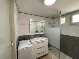 Maison de vacances avec piscine, terrasse et coin détente en forêt, proche plage! - FR-1-323-486
