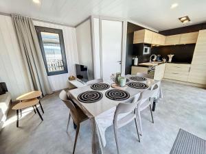 Chalets Chalet 6 Pers. a Jullouville - Piscine Chauffee, Proche Plage et Commerces - FR-1-361-541 : photos des chambres
