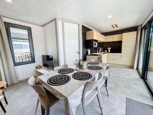 Chalets Chalet 6 Pers. a Jullouville - Piscine Chauffee, Proche Plage et Commerces - FR-1-361-541 : photos des chambres