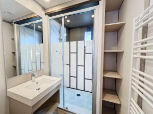 Chalets Chalet 6 Pers. a Jullouville - Piscine Chauffee, Proche Plage et Commerces - FR-1-361-541 : photos des chambres