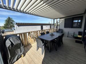 Chalets Chalet 6 Pers. a Jullouville - Piscine Chauffee, Proche Plage et Commerces - FR-1-361-541 : photos des chambres