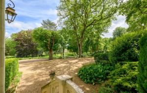 Maisons de vacances Awesome Home In Lencloitre : photos des chambres