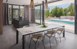 3 Bedroom Awesome Home In Sterna