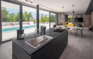 3 Bedroom Awesome Home In Sterna 