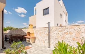 3 Bedroom Lovely Apartment In Mandre 