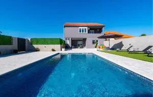 Amazing Apartment In Tinj With Kitchen - Nadin