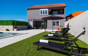 Amazing Apartment In Tinj With Kitchen