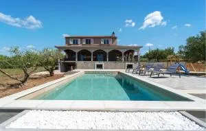 Lovely Home In Benkovac With Wifi - Nadin