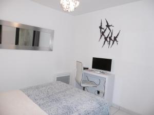 B&B / Chambres d'hotes Mas les Dolmens Chambres et table d'hotes : photos des chambres