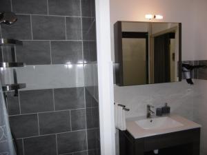 B&B / Chambres d'hotes Mas les Dolmens Chambres et table d'hotes : photos des chambres