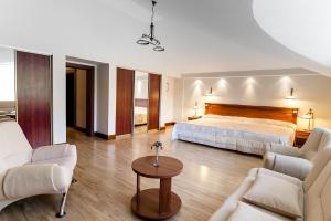 Two-Bedroom Apartment with Sauna and Jacuzzi access room in Hotel Violeta