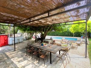 Maisons de vacances Grande maison, 5 chambres, piscine a 5 min d'Arles : photos des chambres