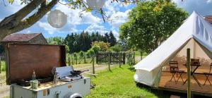 Campings Petit a Petit - gypsy wagons and Bell tents in the Bourgogne : photos des chambres