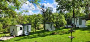 Campings Petit a Petit - gypsy wagons and Bell tents in the Bourgogne : photos des chambres