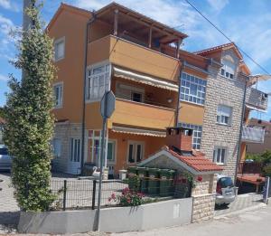 Three-Bedroom Apartment room in Apartment Radalj