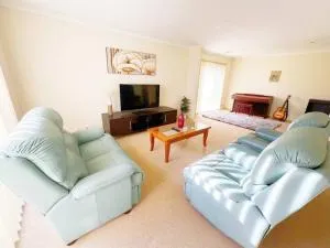 Spacious cheerful and comfortable family home - Murrumbateman