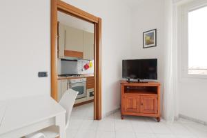 GuestHost - Piazzale Brescia- Cosy Apt with Balcony