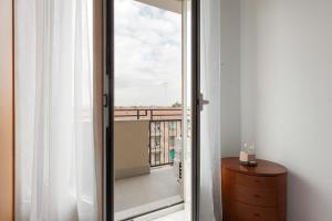 GuestHost - Piazzale Brescia- Cosy Apt with Balcony