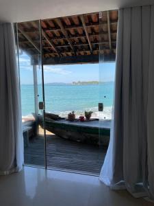 Búzios casa pé na areia em condomínio beira mar