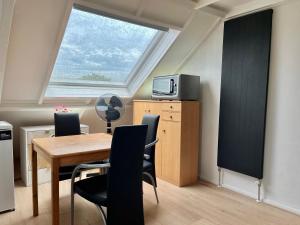 Zolderstudio dichtbij Goffert met eigen badkamer en WC, eigen keuken, eigen ingang