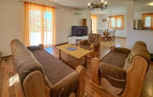 Pet Friendly Home In Pula With Kitchen
