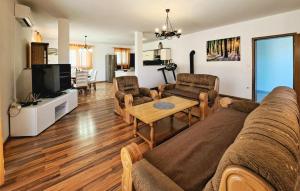 Pet Friendly Home In Pula With Kitchen