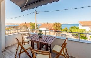 Lovely Apartment In Prizna With Wifi