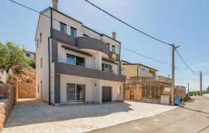 Lovely Apartment In Prizna With Wifi 