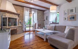 4 Bedroom Cozy Home In Cabrunici