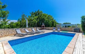 4 Bedroom Cozy Home In Cabrunici