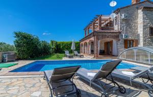 4 Bedroom Cozy Home In Cabrunici