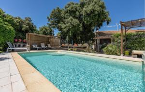 Maisons de vacances Awesome Home In Bedarrides : photos des chambres