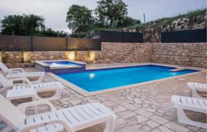 Amazing Home In Gornji Prolosac 