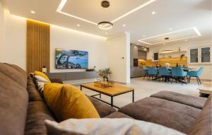 Amazing Home In Gornji Prolosac 