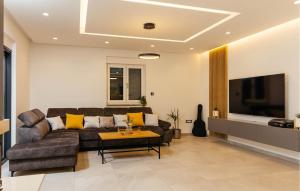 Amazing Home In Gornji Prolosac