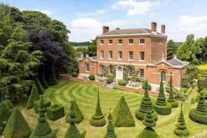 CRESSY HALL - Historic Grade II Listed Manor, Gorgeous Topiary Garden - Quadring