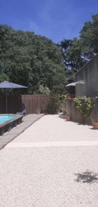 Maisons d'hotes Location saisonniere avec piscine et terrasse au pied du luberon : photos des chambres