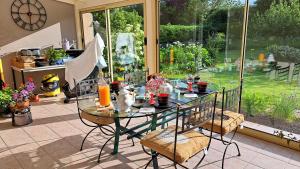 Sejours chez l'habitant CHAMBRE PRIVEE AVEC SALON, garage voiture, velos, motos : photos des chambres