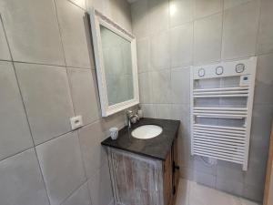 B&B / Chambres d'hotes Chambres d-hotes Domaine de Feneyrol : Chambre Double avec Salle de Bains Privative