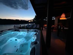 NEW Luxury Feel Good House by the Sea