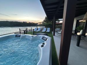 NEW Luxury Feel Good House by the Sea