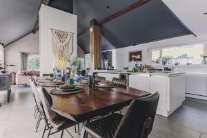 The Curlews - Waterside, boutique home with 10 person spa