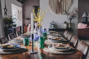 The Curlews - Waterside, boutique home with 10 person spa