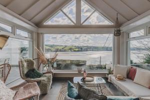 The Curlews - Waterside, boutique home with 10 person spa