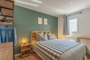Appartements Suites Kerlarros Clim et Parking face Gare et Port : photos des chambres